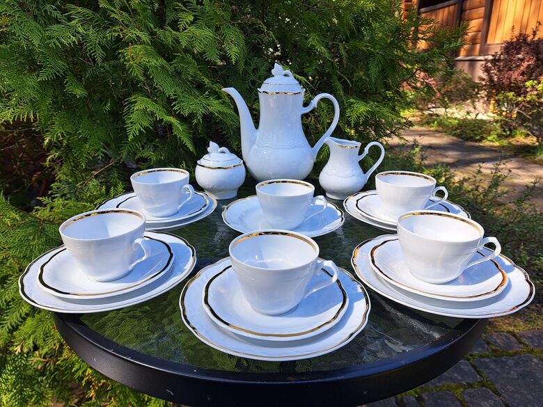 Eleganta tējas servīze balta ar zelta apvilkumu un reljefa virsmu. Ražotājs RC Royal (Vācija 258)