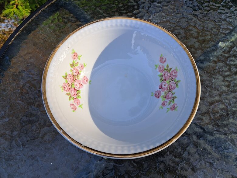 Lielā salātu bļoda ar rozītēm, reljefa  malu un zeltu, RPR. Diam.20cm (Citi pusd 290)