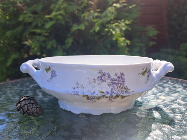 Mini terīne bez vāka, porcelāns, reljefa virsma, bagātīgs puķu dekols. Kuzņecovs, iespējams, Rīga vai Budi, 19./20gs. (Kuzņecovs 193)