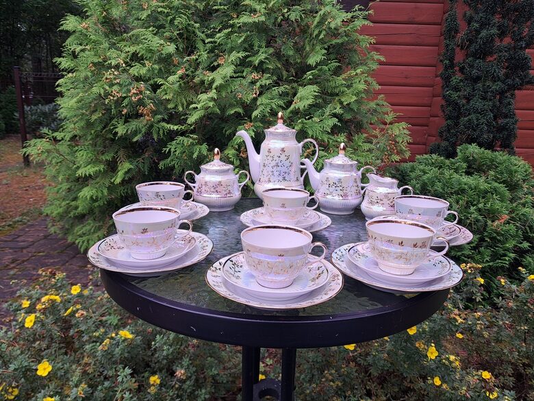 Skaistā tējas/kafijas plānsienu servīze "Diāna" ar greznu lustrētu pārklājumu un bagātīgu zeltu un lielo kafijas kannu, RPR (Diāna 101)