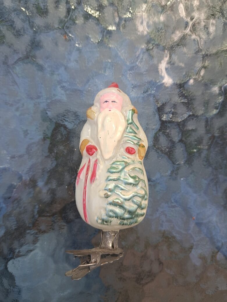 Eglīšu rotājumi -   Ziemassvētku vecītis Nr.1 ar baltā kažokā un sarkanā cepurē uz piespraudes (Egle pasaka 53)