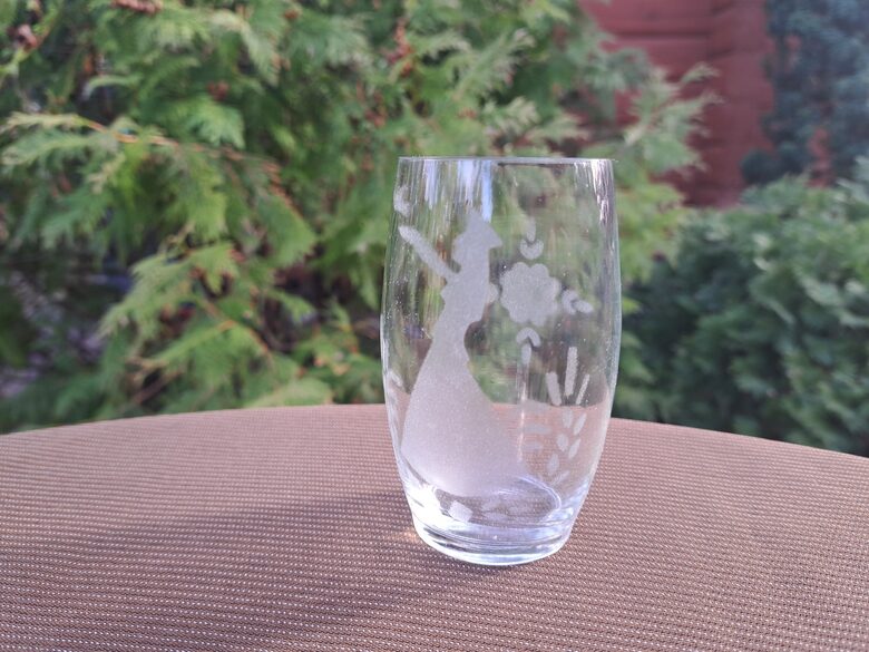 Vintāžas caurspīdīga glāze-mūca ar slīpēto tautumeitu ar balodi, 175ml (Stikla gl 268)