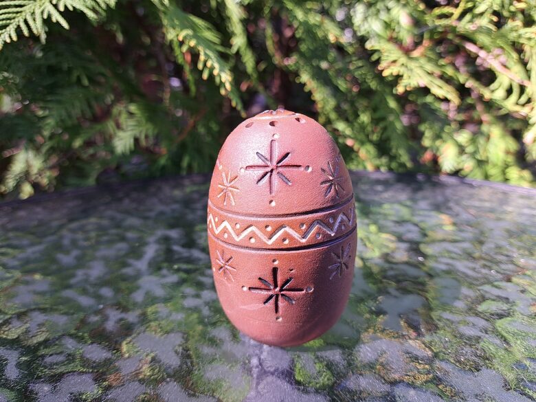 Sāls trauks, māls, tautīsks raksts, matēta glazūra. Roku darbs. Augstums 7,5cm (Keram 132)