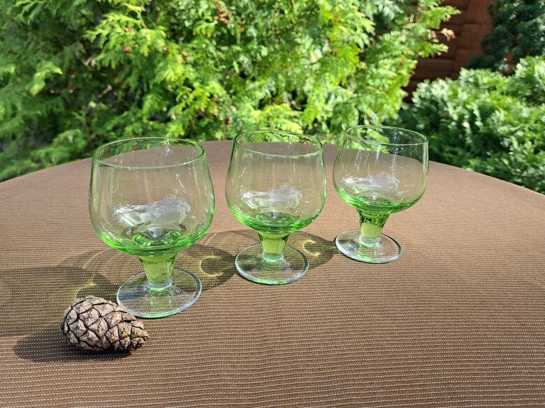Eleganta maigi zaļā krāsas kristāla glāze 125ml uz zemas kājīņas, h=8,5cm (Kristāls gl 175)