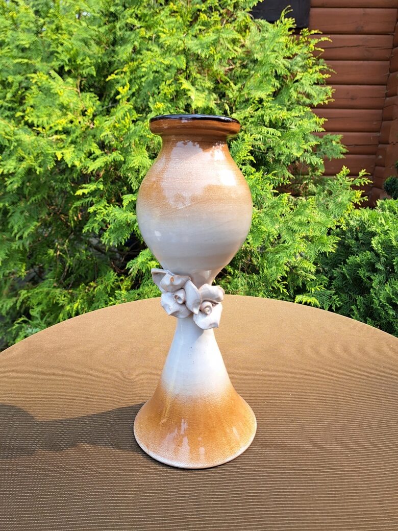 Eleganta vāze apaļa ar garu konsveida kājiņu ar reljefa rozītēm, h=29cm (Keram 151)