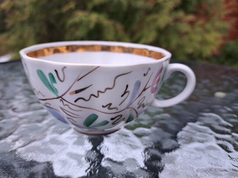 LFZ tējas krūzīte ar rokas gleznojumu, no tējas servīzes "Puķuzirnīši" un bagātīgu zeltu, LFZ (LFZ 69)