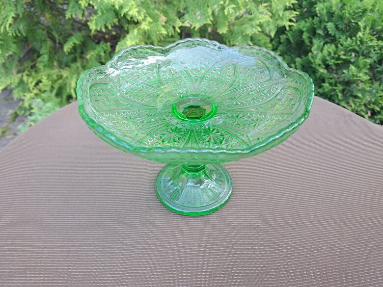 Skaists vintāžs izspiesta zaļa stikla augļu trauks uz kājas, 20.gadsimta 1.daļa vai vidus (Kristāla citi 45)