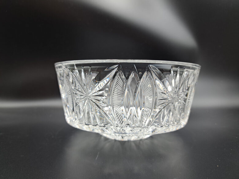 Vidējā izsmacināta kristāla bļoda uz kājas ar palmu rakstu, d=15,5cm, h=8cm. Dzeržinsakas kristāla rūpnīca (Kristāls sk 82)