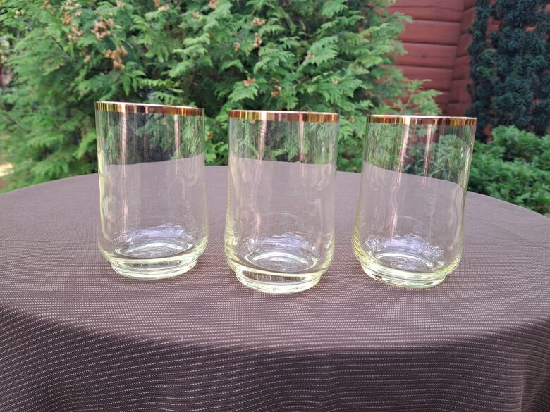 Lielās maigi dzeltena stikla sulas glāzes ar zelta malu. Latvijas stikla fabrika (Stikla gl 330)