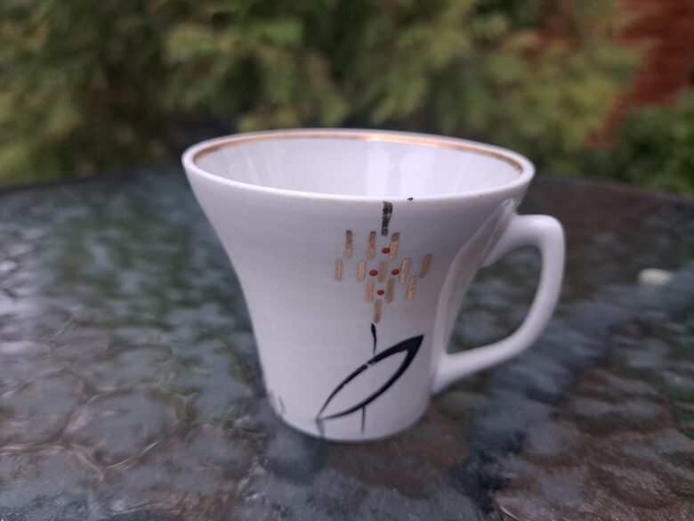 Krūzīte ar reti sastopamu rakstu: zelta ar sarkaniem punktiņiem puķes, pelēkas un melnas lapiņas, RPF (Stella 99)