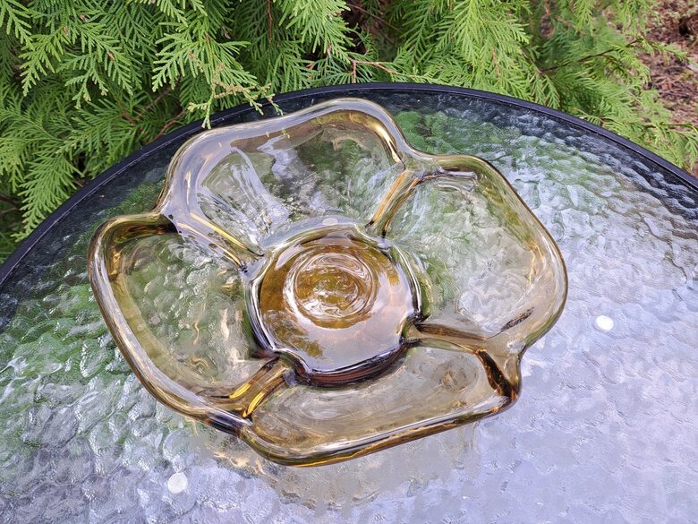 Augļu bļoda lielā, mēdus krāsas biezs stikls, Čehija. Izmēri: 24,5cmx22,5cm, h=9cm (Stikls sk 260)