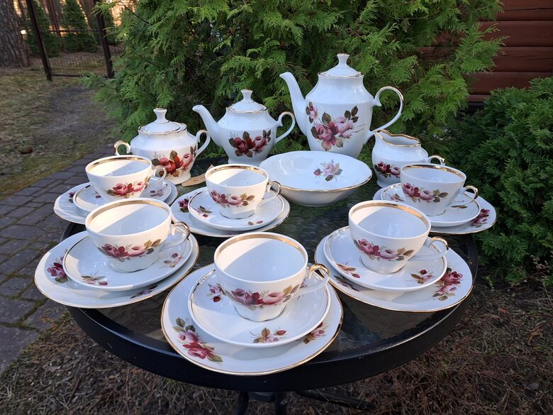 Krāšņa un reti sastopama tik pilnā sastāvā tējas servīze "Ārija" ar rožu "poļu" dekolu un zeltu, RPR (Ārija tējas 142)