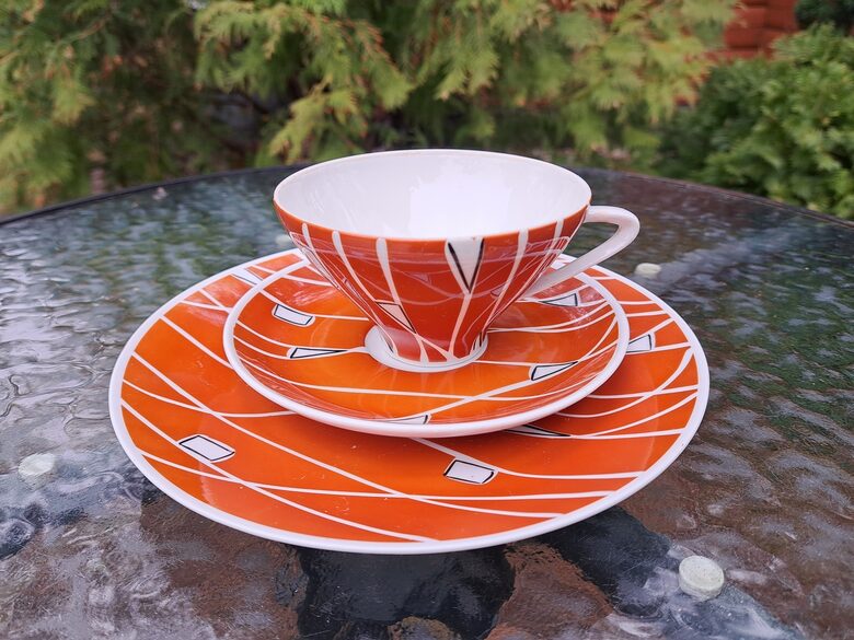 Stilīgs tējas trio ar kieģeļkrāsas pārklājumu ar rokas apgleznojuma elementiem, KAHLA (Vācija 253)