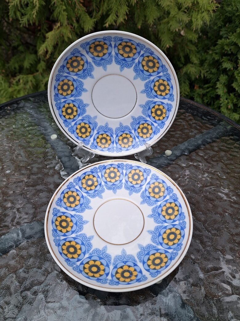 Retas buljona apakštases ar greznām zili dzeltenām puķēm un zeltu, RPR. Diam.17cm (Buljona 176)