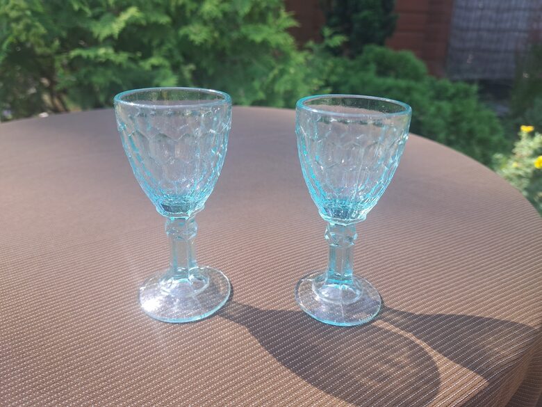 Senas gaiši tirkīza stikla glāzīte ar uz kājas, presēts stikls. Reljefa raksts "medus šūnas". Periods:  20.gs. 1.trešdaļa, Krievija (Stikla gl 300)