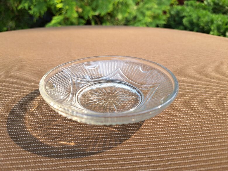 Caurspīdīgas ievārījuma bļodiņas ar reljefa rakstu, d=9,7cm (Stikls sk 269)