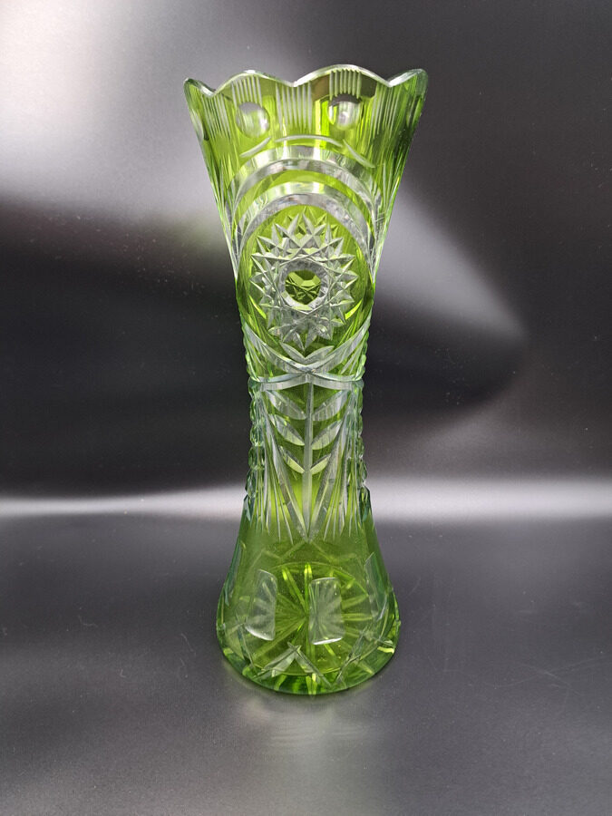 Gaiši zaļā vāze ar smalku roku gravēšanu, Iļģuciema stikla fabrika. Augstums 30cm, diam.21cm (Stikla vaze 183)