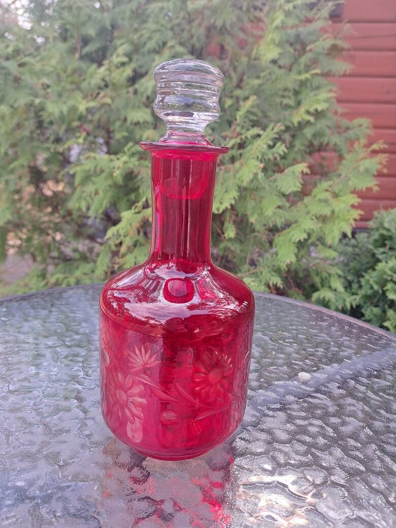 Rubinkrāsas stikla karafe, rokas gravēšana/slīpējums - puķes (Karafe st 12)