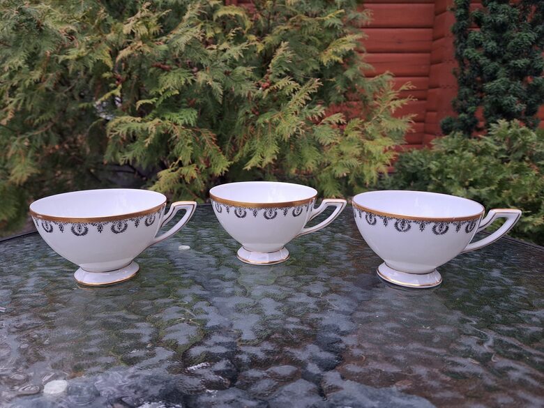 Elegantas krūzītes ar melnu vainadziņu un zeltu. Kuzņecovs, zaļais jubilejas zīmogs (Kuzņecovs 148)