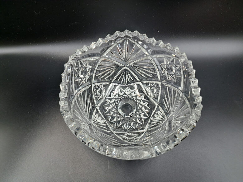 Skaista krisātla konfekšu/salātu bļodiņa Nr.2. Diam.15cm, h=8cm. Rūpnīca "Krasnij Gigant" (Kristāls sk 77)