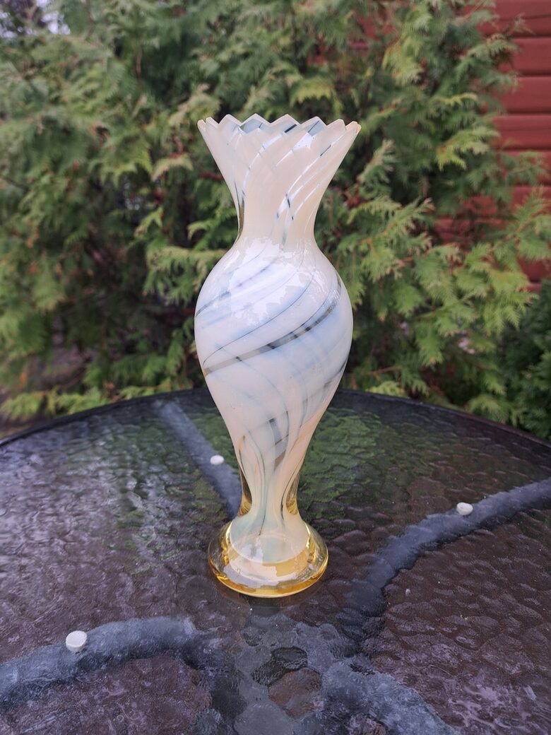 Skaista maigi dzeltena raiba vāze, divslāņu stikls, interesanta forma (Stikla vāze 159)