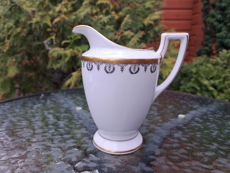 Eleganta krējuma kanniņa ar melnu vainadziņu un zeltu. Kuzņecovs (Kuzņecovs 151)