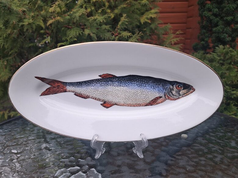 Šķīvis garenais ar siļķi un zelta apvilkumu, fajanss, 31cmx15cm, Kuzņecovs (Kuzņecovs 153)