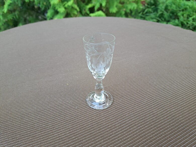 Degvīna glāzīte Nr.220 uz kājiņas, tilpums 20ml, rokas grāvēšana (skaisti vīnogu ķekari), Iļģuciema SF (Stikla gl 327)