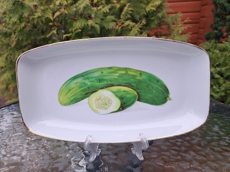 Šķīvis garenais taisnstūra ar gurķiem, zelta apvilkumu,  porcelāns (Kuzņecovs 156)