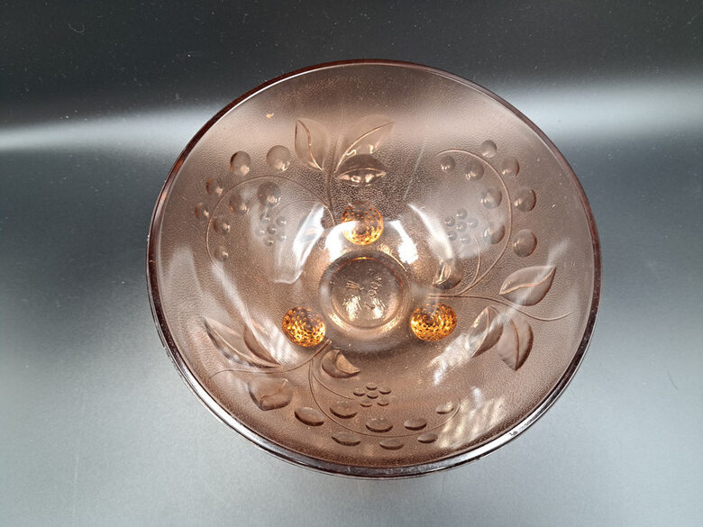 Jauka rozā presēta stikla bļoda uz kājiņām-zemenēm, d=17,5cm, h=9cm (Stikls sk 326)