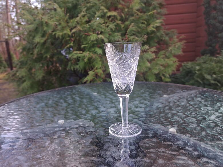 Kristāla glāzīte konusveida 60ml uz kantainas kājiņas, ļoti grezna dimanta rokas gravēšana, plakans horizontāls nošķēlums (Kristāls gl 90)