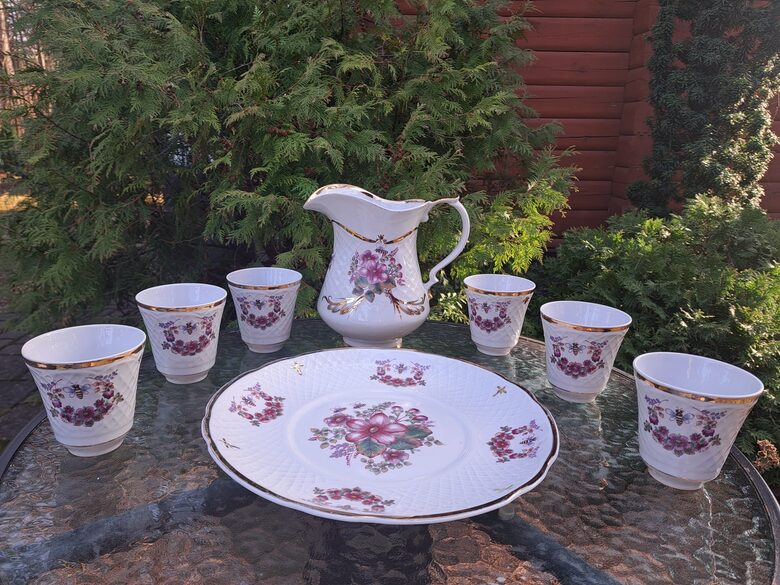 Ļoti skaista sulas servīze ar reljefa virsmu, bagāīgu zeltu un bišu dekolu dekolu (Korosten 57)