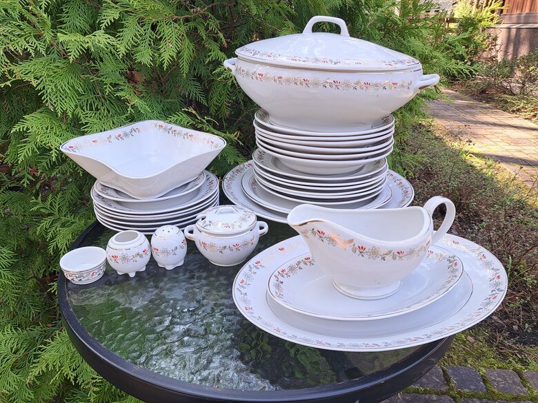 Pusdienu servīze "Gludā" ar zelta vainagu un sarkanām puķītēm, PFF (Gludā 148)