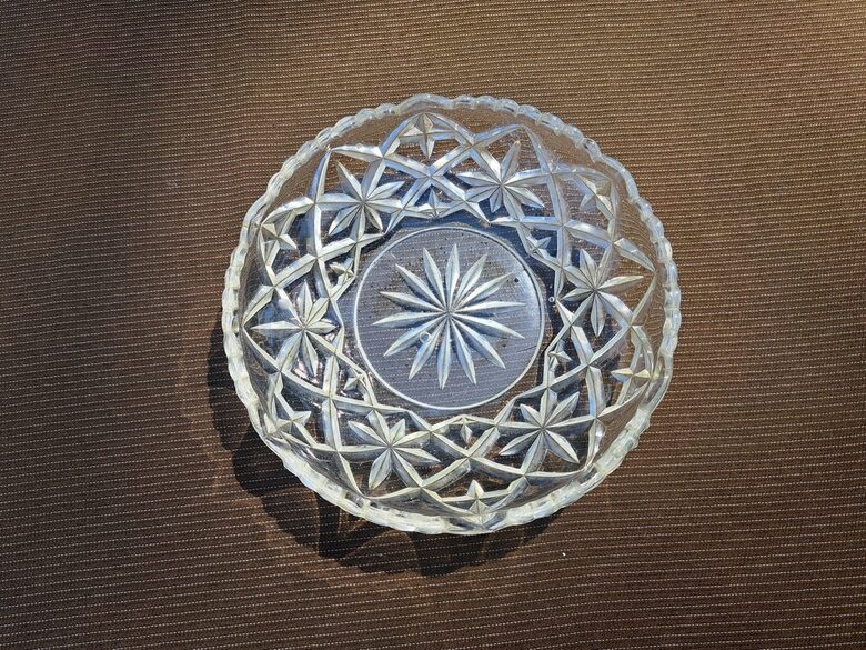 Presēta stikla bļodiņa D=14,2cm, dziļums 3cm, iespējams, Iļģuciema SF (Stikls sk 267)