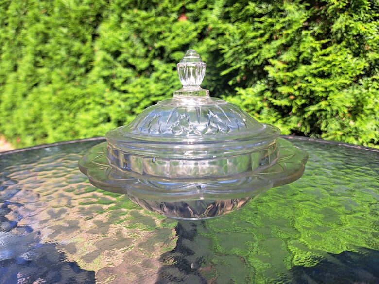 Presēta stikla ievārījuma/cukurtrauks, PSRS. Bļodas diametrs 11,5cm, ārējais diametrs 16,5cm (Stikls sk 226)