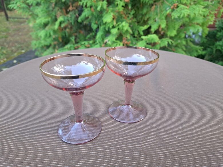 Rozā kristāla ar zelta apvilkumu bļodveida uz augst as konusveida kājas glāzīšu komplekts 2 personām, tilp.75ml (Kristāls gl 127)