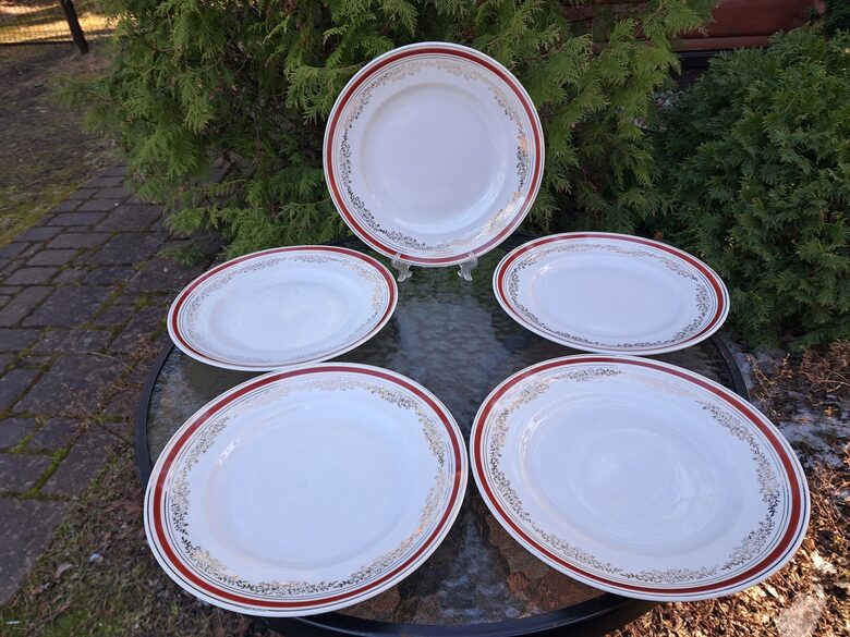 Otrā ēdiena šķīvji ar tumši sarkanu malu un zelta vainagu, diam.24cm, pusdienu servīze "Gludā", PFF (Gludā 144)