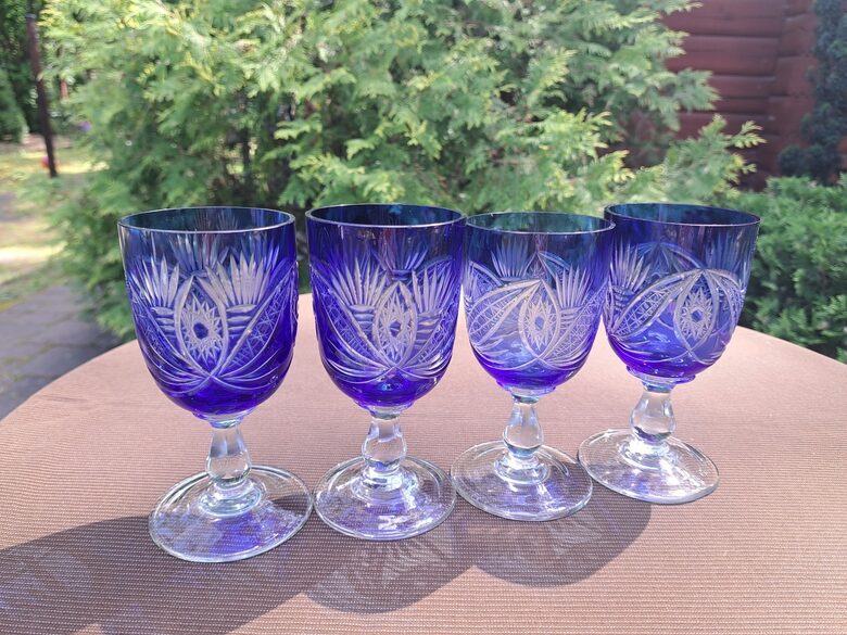 Zilas vīna glāzes 200ml ar smalku rokas gravēšanu uz caurspīdīgas kantainas kājiņas, Iļģuciema SF (Stikla gl 294)