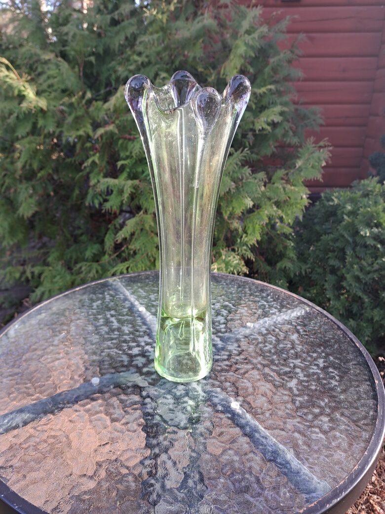 Ļoti skaista Līvānu stikla vāze "Melodija". 1981.gads. Krāsa ir gaiši zaļa, bet šķautnes - maigi lillā, h=40cm (Stikla vāze 156)