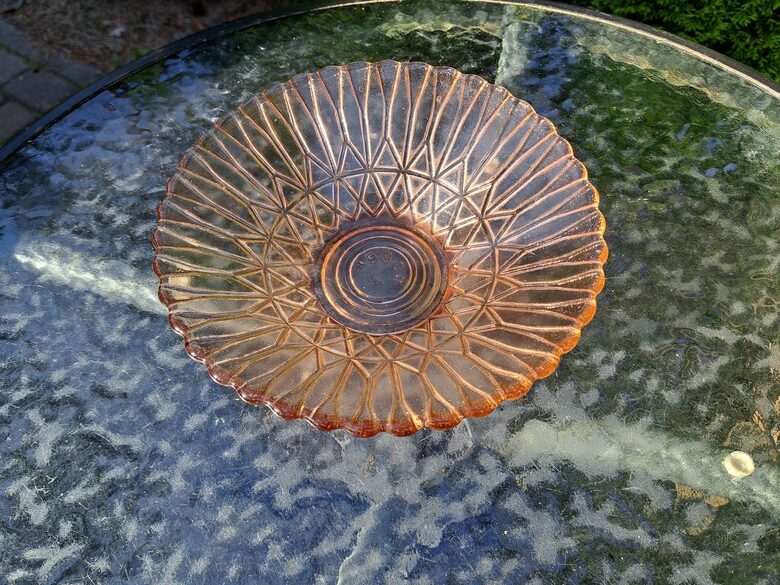 Presēta laškrāsas stikla bļoda ar mežģīņu reljefa rakstu ārpus.  Diam.20cm, dziļums ir 5,5cm (Stikls sk 292)