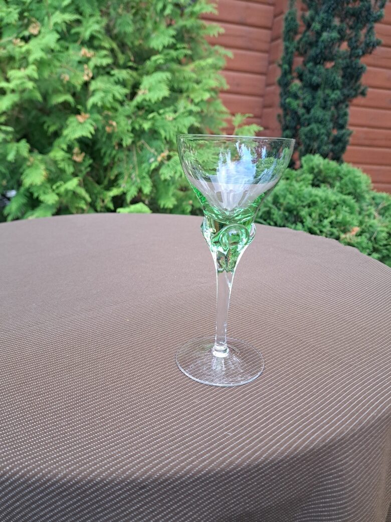 Krāšņā Art deco maigi zaļas krāsas kristāla glāze uz kājiņas 100ml, pūsts stikls, roku darbs, sērija "Zlata Zuzana", formas autors Jozef Sitnik, Čehija (Kristāls gl 118)