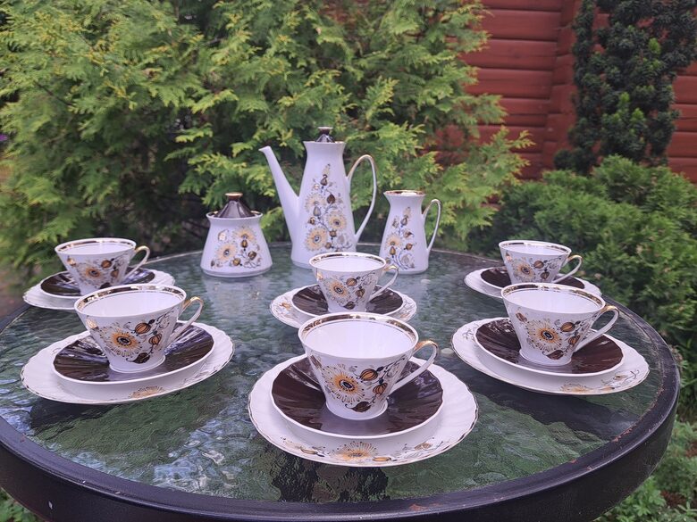 Plānsienu porcelāna servīze "VITA" ar dzeltenām pienenēm, brunām apakštasēm un zeltu, RPR (Vita 104)