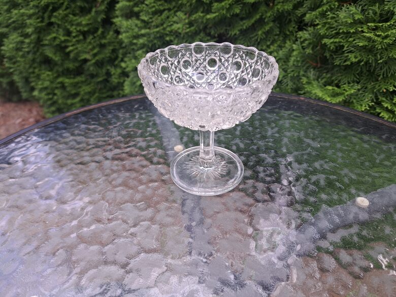 Ļoti skaists sens cukurtrauks uz kājas "Diamant", Iļģuciema stikla fabrika (Citi st 222)