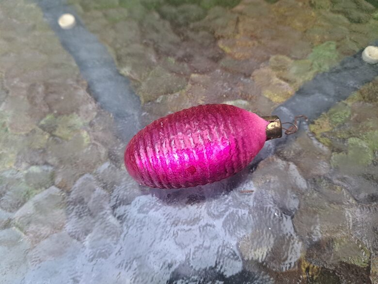 Čiekurs caurspīdīgs rozā, rievota virsma (Egle čiekuri 22)