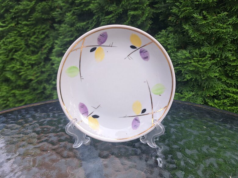 Apakštase ar lillā-dzeletnām-zaļām lapiņām un zeltu, servīze "Marijka", PFF. (Marijka 107)