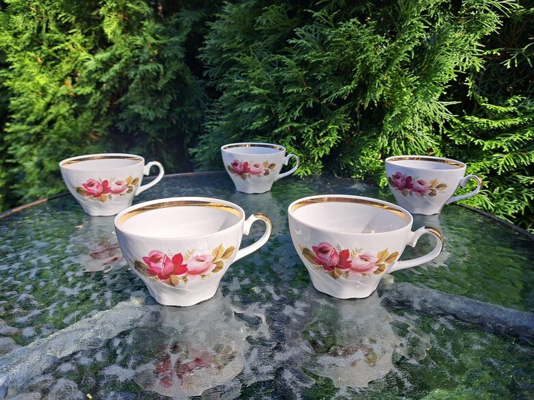 Krūzītes, tējas servīze "Ārija", ar skaistu "poļu" dekolu - rozēm, RPR (Ārija tējas 55)