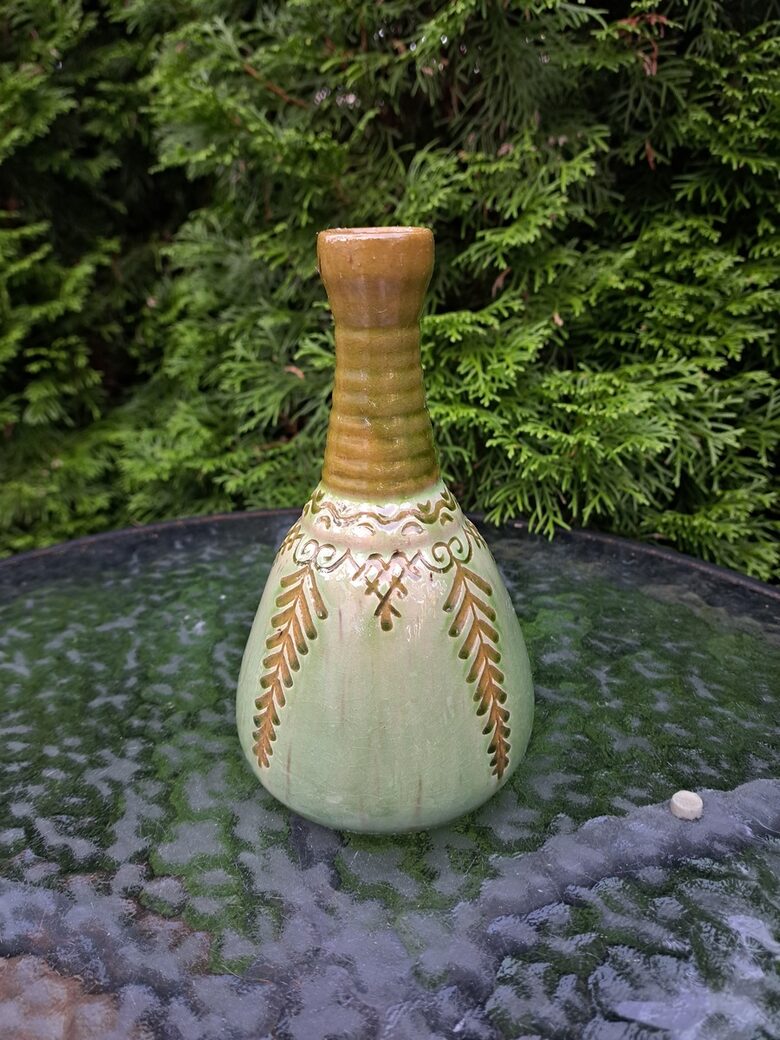 Vintāža karafe bez korķa ar garu šauru "kakliņu" tautīskā stilā zaļos toņos, Latvija. Periods: 20.gs. (Keram 173)