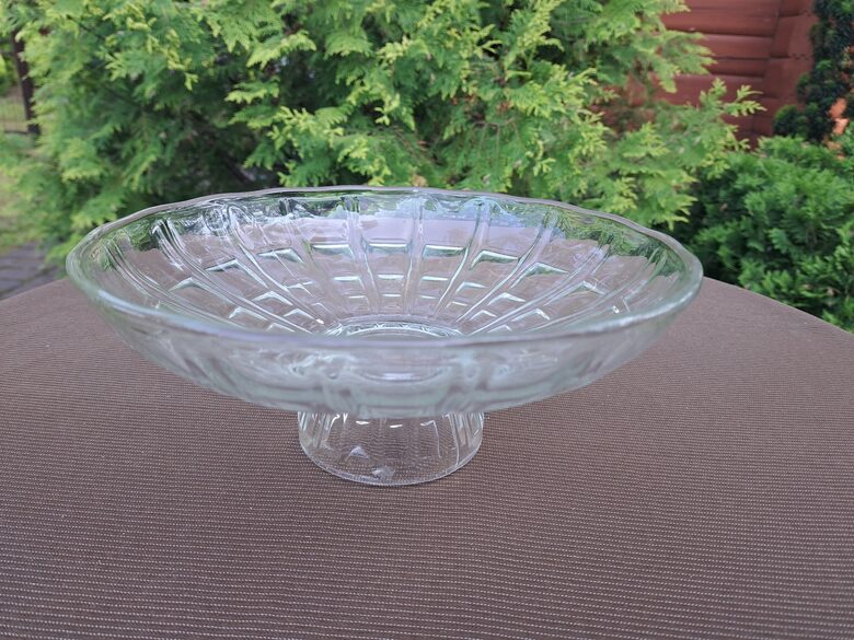 Elegants presēta kristāla augļu trauks uz platas kājas.  Ražotājs - Gusevas kristāla rūpnīca (Kristāla citi 44)