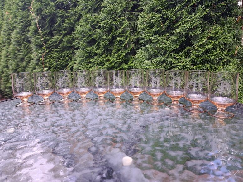 Izsmalcināto mēdus krāsas stikla glāzīšu komplekts uz kājiņas ar gravēšanu 11 personām, Latvijas pasts (Stikla gl 320)