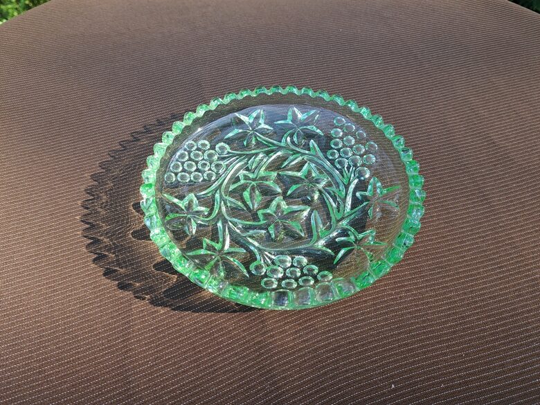 Gaiši zaļš presēta stikla saldumu šķīvītis ar vīnogām, Meleski, Igaunija. H=2cm, diam. 15cm (Stikls sk 289)